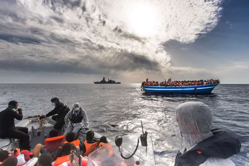 Seja com botes ou navios, imigrantes continuam entregues à própria sorte no mar. Crédito: Mario Sestini/Italian Navy
