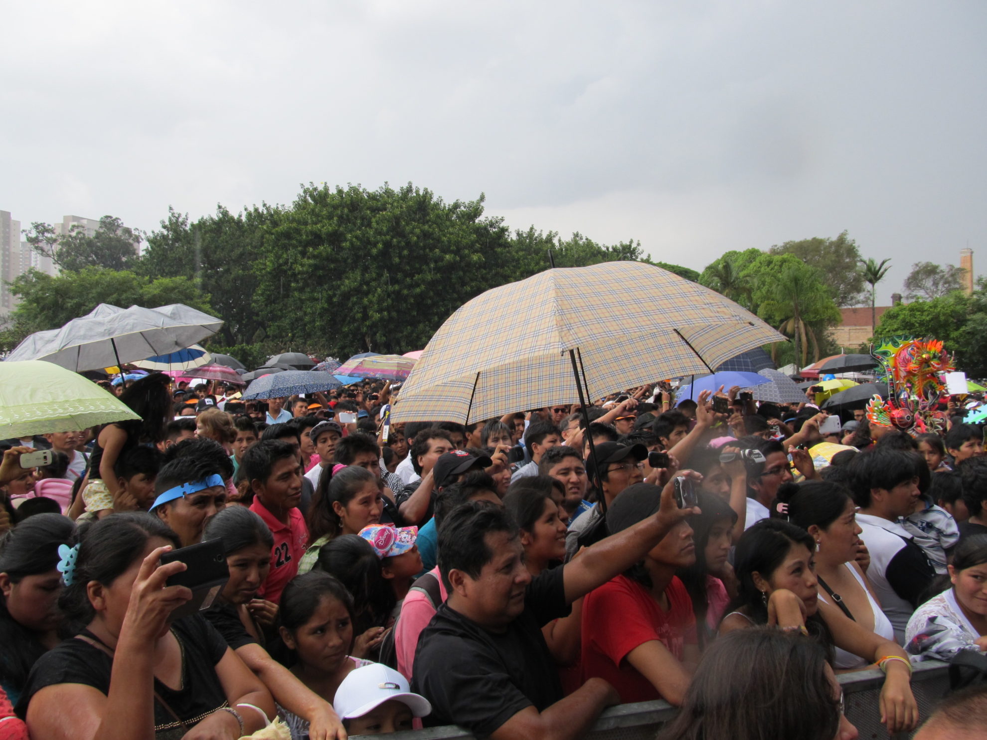 Público não se intimidou com a chuva e manteve a Alasitas lotada o dia todo. Crédito: Rodrigo Borges Delfim