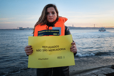 Em Portugal, ativistas lembram que "Refugiados não são mercadoria". Crédito: Ricardo Rodrigues da Silva /Anistia Internacional