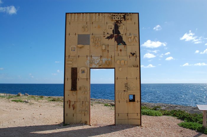 Porta Di Lampedusa, monumento erguido em homenagem aos migrantes que perdem a vida tentando entrar na Europa. Crédito: reprodução/Global Project