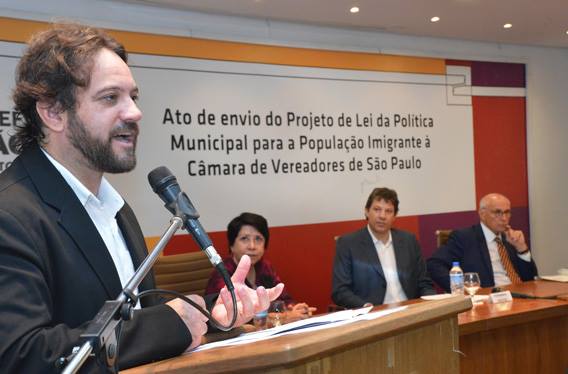 Paulo Illes no ato de entrega à Camara do projeto da Política Municipal para a População Migrante. Crédito: Fernando Pereira/SECOM