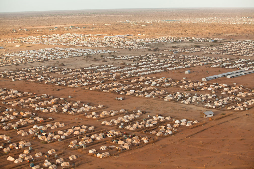 Vista geral do campo de refugiados de Daddab, no Quênia, o maior do mundo e que deve ser fechado até o final de 2016. Crédito: ACNUR