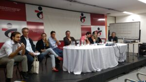 Mesa do evento teve lideranças da sociedade civil, imigrantes e autoridades. Crédito: Rodrigo Borges Delfim/MigraMundo