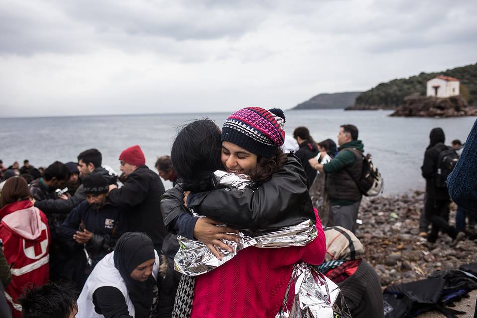 Gabriela (d), na ilha grega de Lesbos, durante o trabalho de acolhida aos refugiados. Um abraço para aquecer o corpo, a mente e o coração. Crédito: Arquivo pessoal