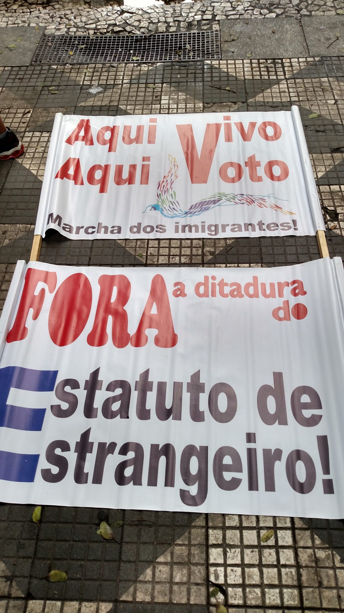Na Marcha dos Imigrantes de 2015, cartazes pedem fim do Estatuto do Estrangeiro. Crédito: Rodrigo Borges Delfim/MigraMundo