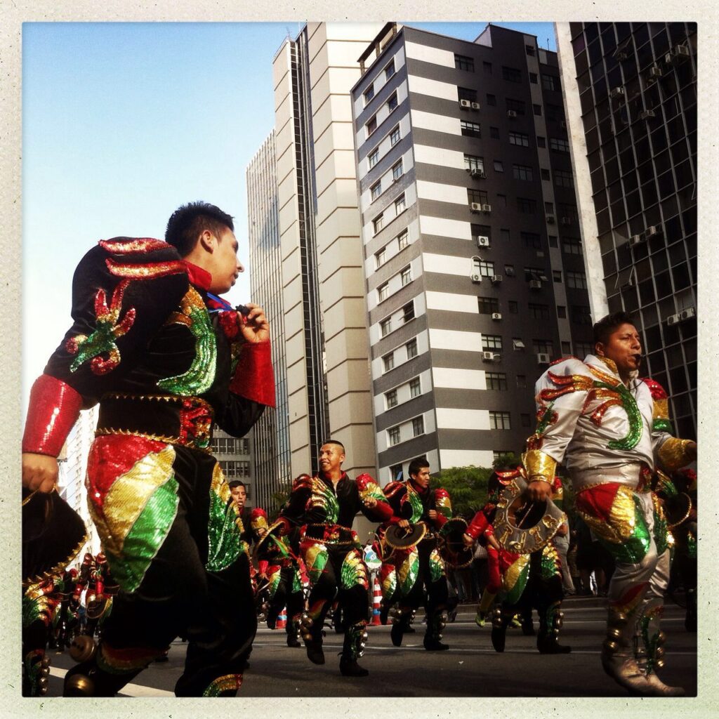 Grupos folclóricos bolivianos agitaram a avenida Paulista. Crédito: Eva Bella/MigraMundo
