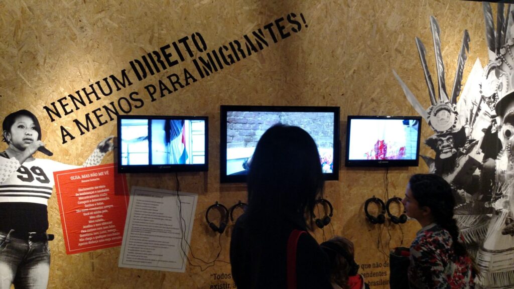 Seja em poemas, fotos, vídeos ou depoimentos, nova mostra do Museu da Imigração reitera que migrar é direito humano. Crédito: Rodrigo Borges Delfim/MigraMundo 