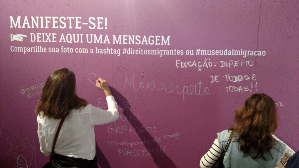 Público é convidado a interagir com a exposição e deixar sua mensagem de apoio. Crédito: Rodrigo Borges Delfim/MigraMundo