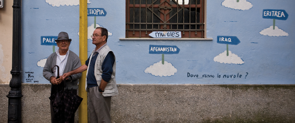 "Onde vão as nuvens", questiona mural na cidade de Riace, no sul da Itália. Cada nuvem tem o nome de um país. Crédito: Reprodução/www.riaceinfestival.it