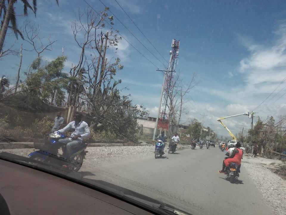 Empresa de energia do Haiti trabalha para religar ligações elétricas destruídas pelo furacão. Crédito: Wener Garbers e Rosena Olivier