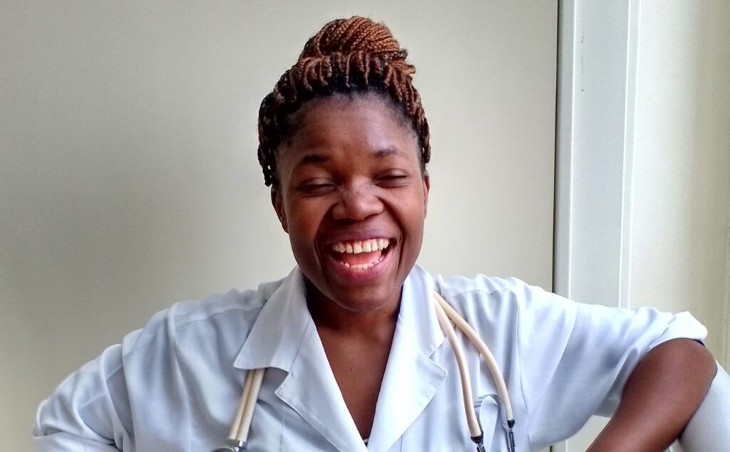 A fisioterapeuta angolana, Mariza Kalongua: mulher, migrante, mãe, trabalhadora e estudante. Crédito: Eva Bella/MigraMundo
