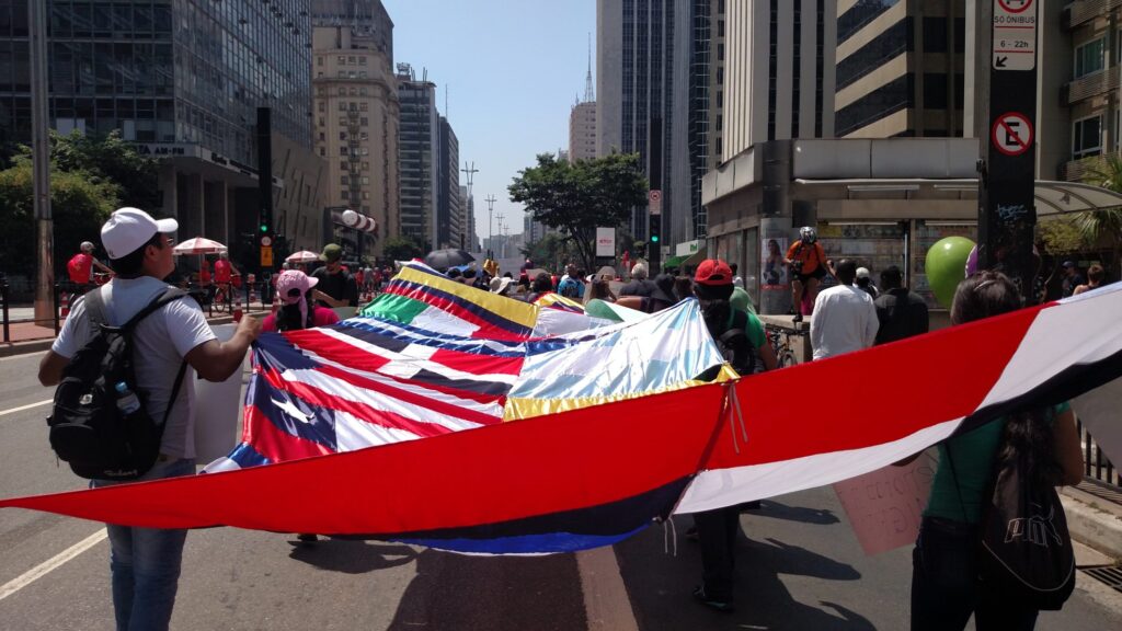Diferentes nacionalidades, bandeiras e culturas se unem na Marcha dos Imigrantes. Crédito: Rodrigo Borges Delfim/MigraMundo