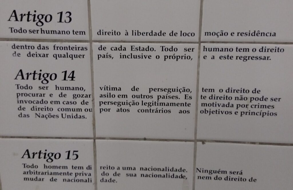 Alguns dos artigos da Declaração Universal dos Direitos Humanos na mostra fixa da estação Luz do metrô, em São Paulo. Crédito: Rodrigo Borges Delfim/MigraMundo
