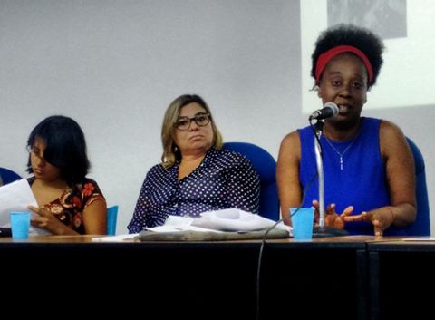 Rosane Marques (UFRJ) fala sobre sua pesquisa com mulheres negras nigerianas e congolesas em situação de refúgio na cidade do Rio, na mesa sobre gênero do último dia do IV Simpósio de Pesquisa sobre Migrações. Crédito: Divulgação 