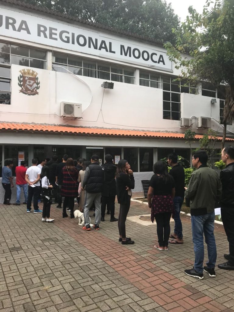 Imigrantes aguardam em fila para votação na Prefeitura Regional da Mooca, onde ficou uma das urnas da eleição para o Conselho Municipal de Imigrantes de 2018
