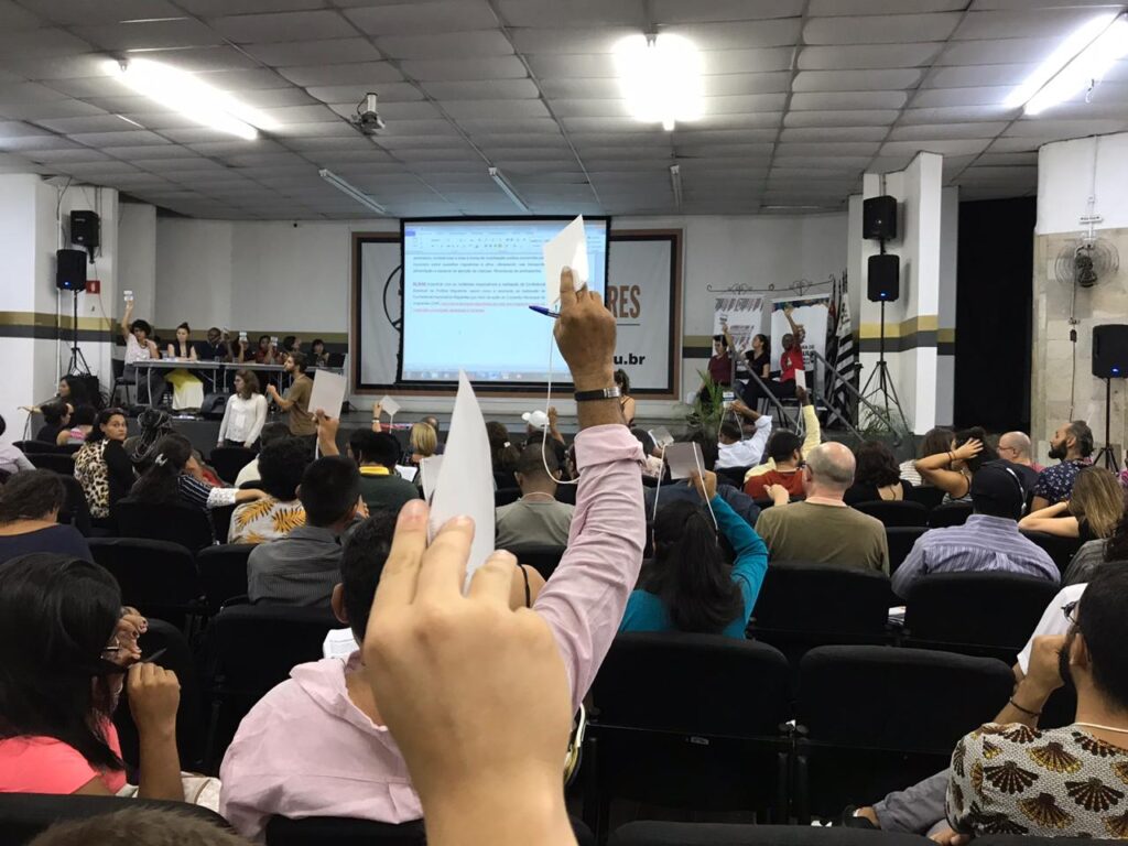 Delegados imigrantes votam durante plenária final da 2ª Conferência Municipal de Políticas para Imigrantes, em São Paulo