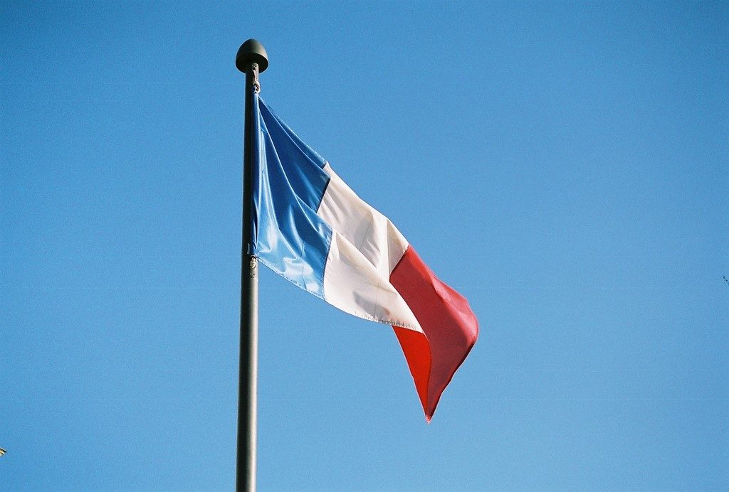 Bandeira da França, país que vem aumentando as restrições à migração