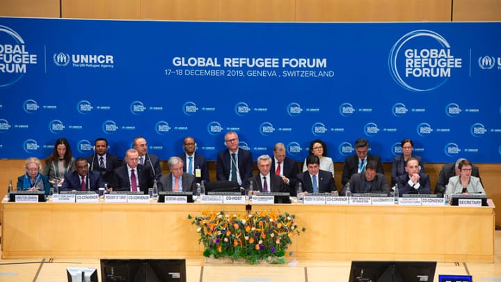 Líderes e ONU oficiais se reúnem para a sessão plenária de abertura do Fórum Global para Refugiados no Palácio das Nações em Genebra, Suíça