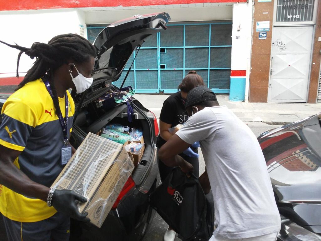 Entrega de doações de cestas básicas e kits de higiene em São Paulo pela África do Coração, ONG formada por imigrantes e refugiados