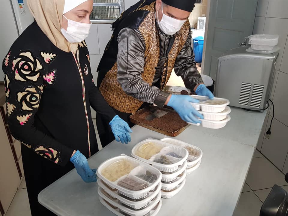 O casal Talal e Ghazal, que já distribuiu centenas de marmitas a pessoas em situação de vulnerabilidade