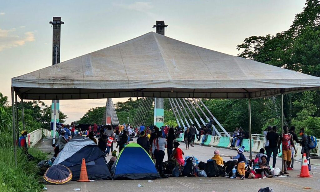 Imigrantes acampados na ponte que liga Assis Brasil (AC) a Iñapari, no lado peruano da fronteira
