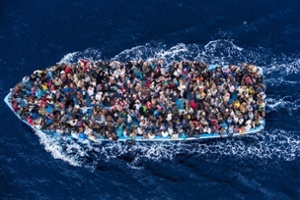Migrantes continuam se arriscando em travessias pelo mar. Situação que deve continuar em 2015. Crédito: Massimo Sestini/eyevine