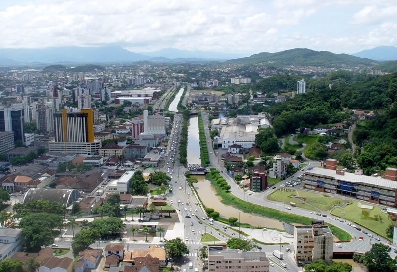 Vista aérea do centro de Joinville (SC), cidade que também é destino para haitianos. Crédito: Joinville.co