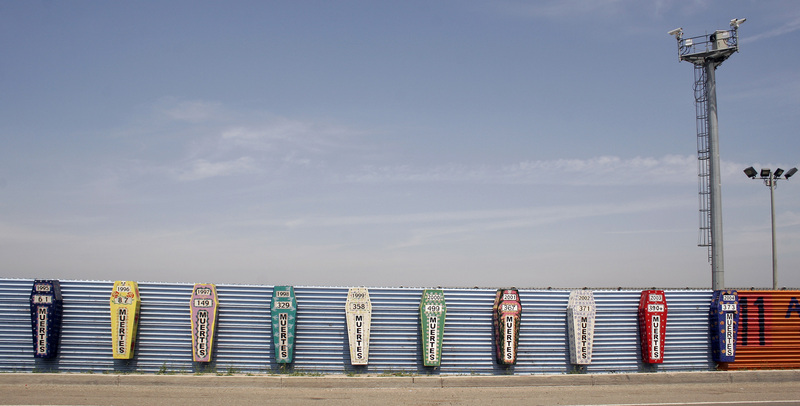 Monumento aos mortos na fronteira México-EUA, entre as cidades de Tijuana e San Diego. Crédito: Tomas Castelazo
