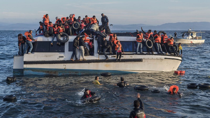 Refugiados Sírios e Iraquianos chegam de barco à ilha grega de Lesbos, provenientes da Turquia. Crédito: Wikimedia Commons, (CC BY-SA 4.0)