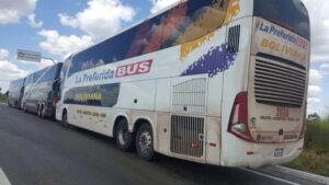 Os bolivianos que estavam nos ônibus parados na GO-060, na verdade, vieram a Goiânia para evento do Grupo Sion, do ramo imobiliário. Crédito: PRF-GO