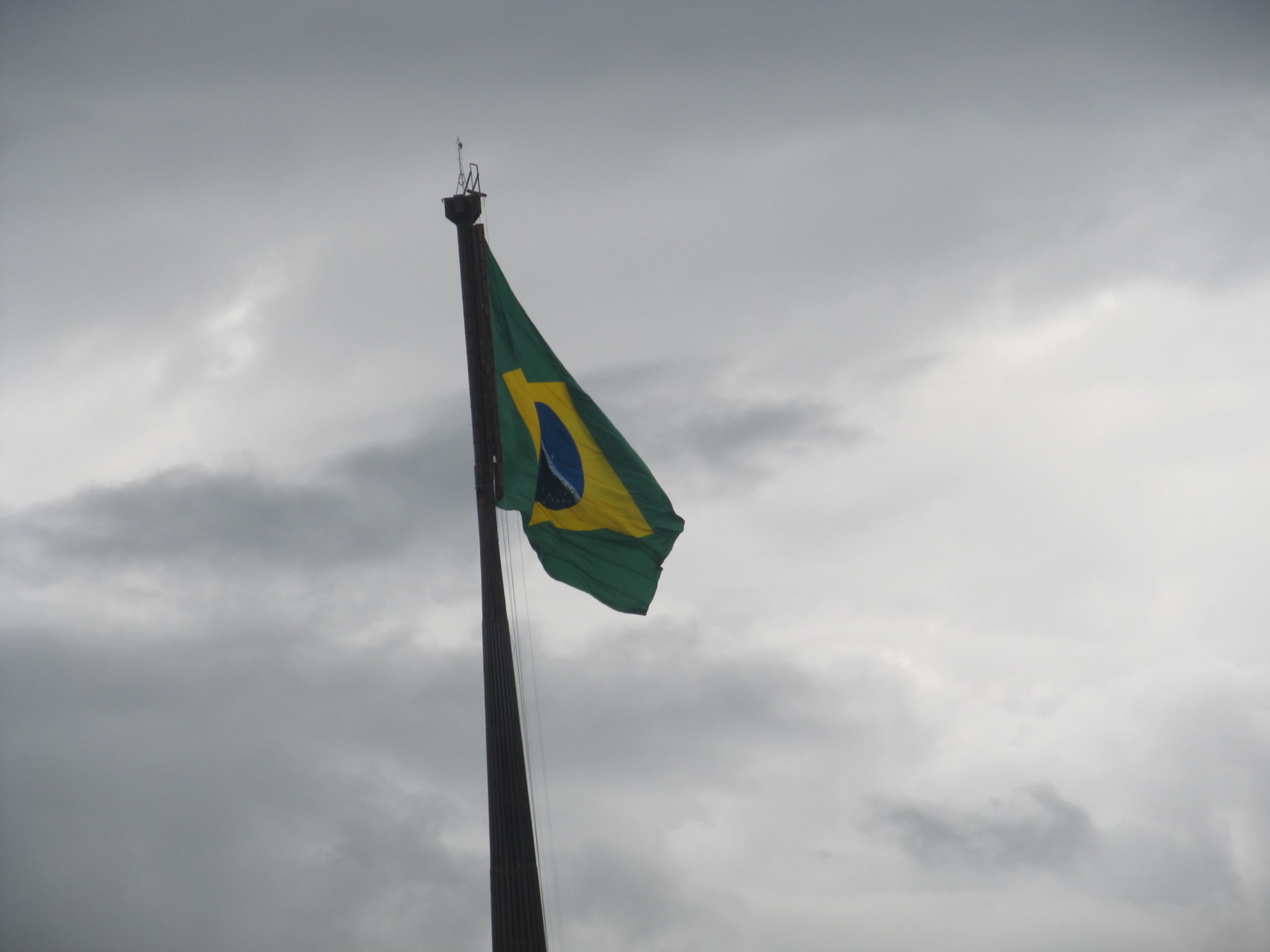 Bandeira do Brasil na Praça dos Três Poderes, em Brasília