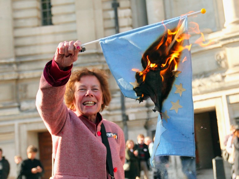 Apoiadora do Brexit queima bandeira da UE. Referendo é duro golpe no cosmopolitismo. Crédito: Oli Scarff /Getty Images