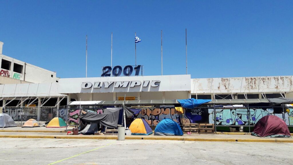 O abandonado complexo esportivo de Atenas virou a casa de refugiados. Crédito: Bruna Kadletz