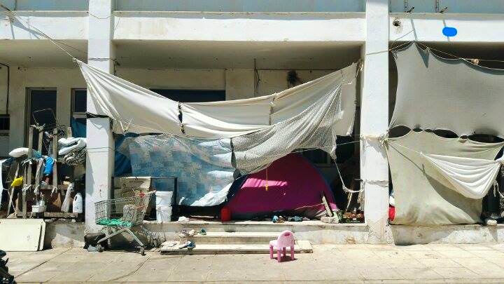 Lençóis são usados para tentar assegurar um mínimo de privacidade para os refugiados no Parque Olímpico de Atenas. Crédito: Bruna Kadletz