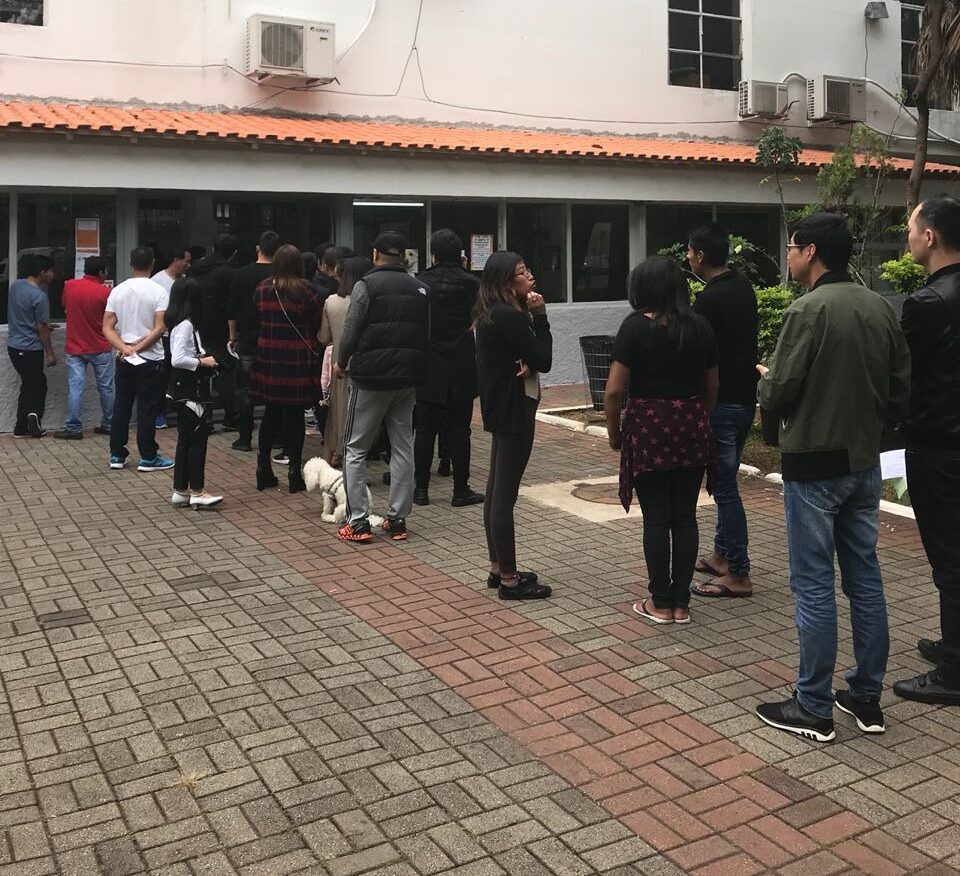 Imigrantes aguardam em fila para votação na Prefeitura Regional da Mooca, onde ficou uma das urnas da eleição para o Conselho Municipal de Imigrantes de 2018