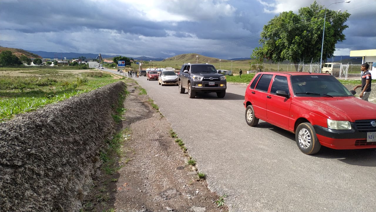 Carros na fronteira entre Brasil e Venezuela