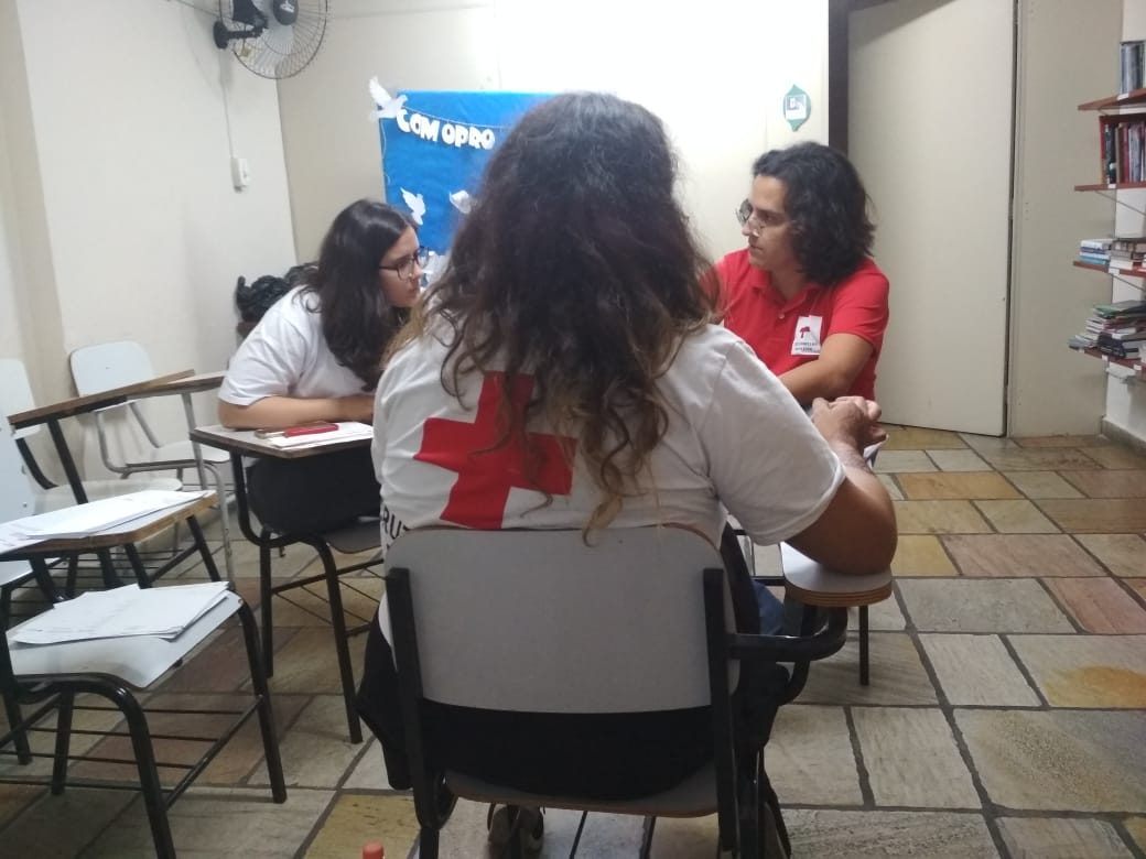 Equipe de Restabelecimento de Laços Familiares da Cruz Vermelha se prepara para atendimento em centro de acolhida para imigrantes, em São Paulo