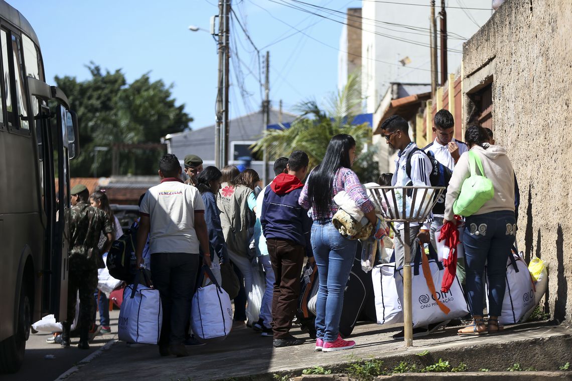 Grupo de 46 migrantes venezuelanos durante chegada a Brasília, onde foram acolhidos e encaminhados a casas de passagem alugadas pela sociedade civil local.
