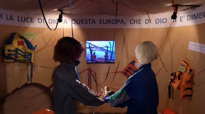 Presépio na Itália é montado com coletes usados por imigrantes durante a travessia pelo mar Mediterrâneo
