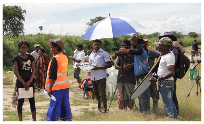 Refugiado congolês cria produtora de filmes em campo em Uganda