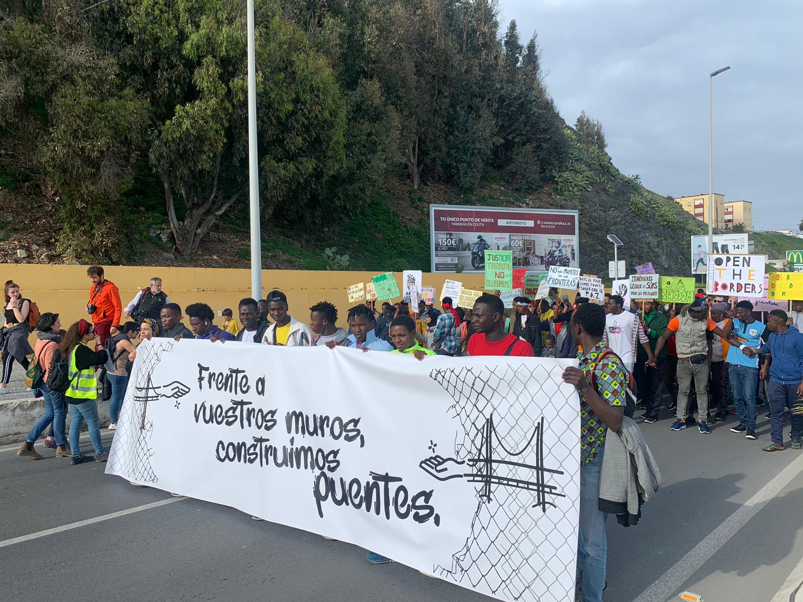 Protesto em Ceuta homenageia imigrantes mortos em praia e critica política europeia