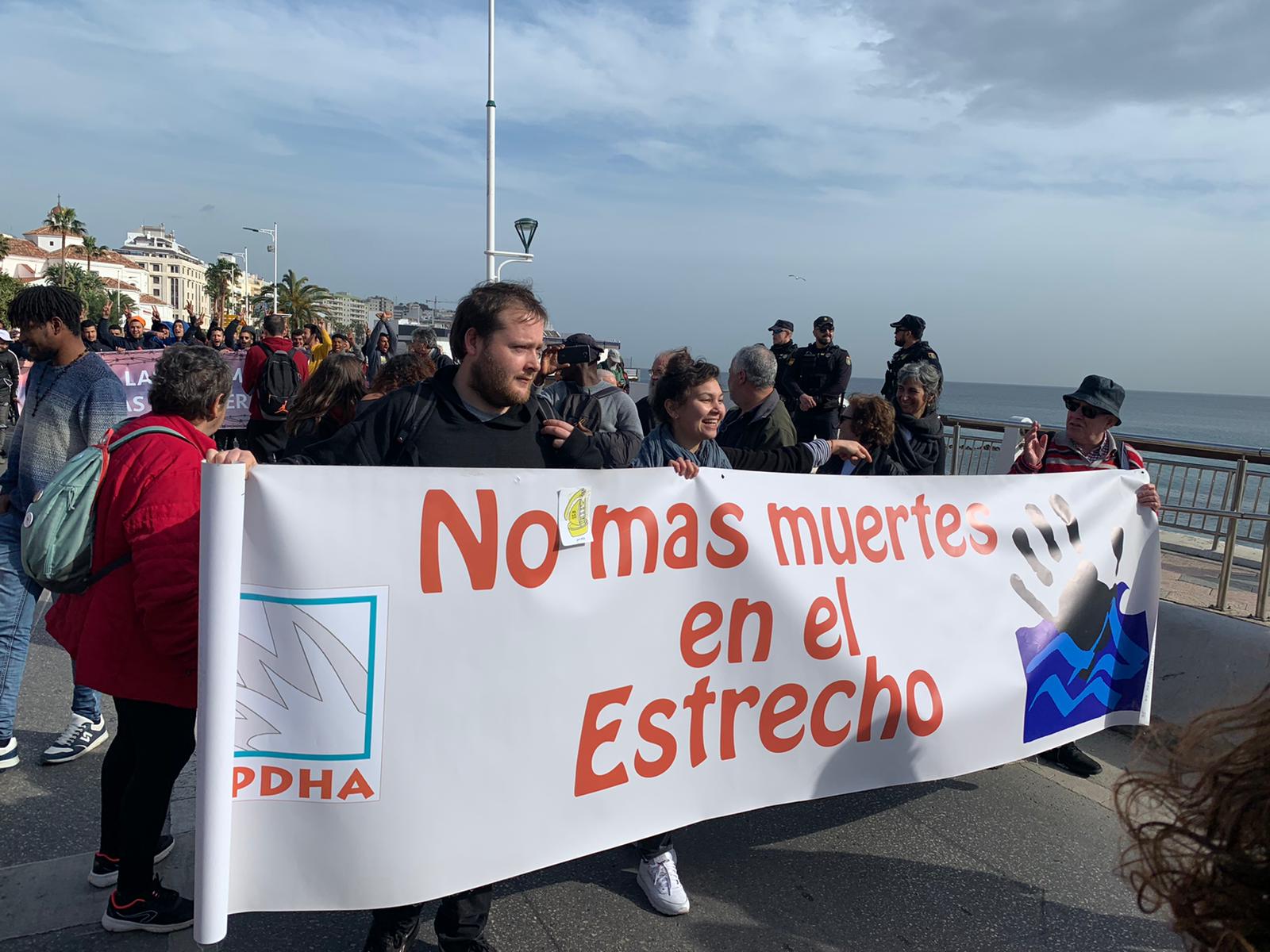 Protesto em Ceuta homenageia imigrantes mortos em praia e critica política europeia