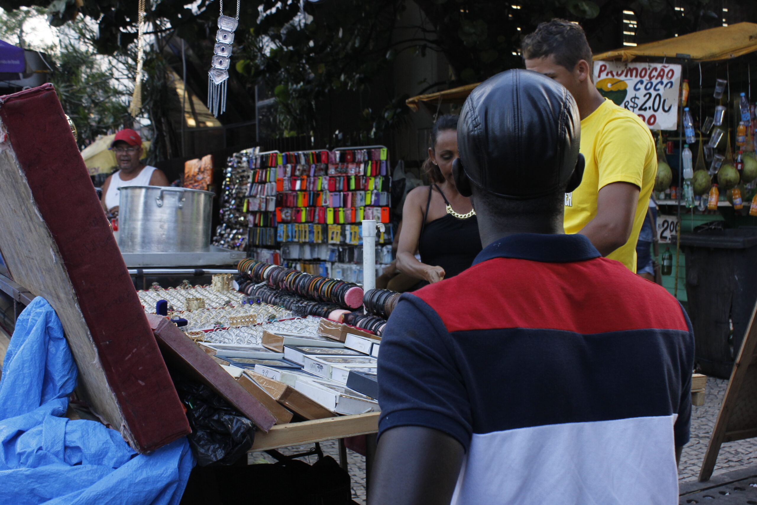 No Recife, imigrantes senegaleses recebem doações de cestas básicas