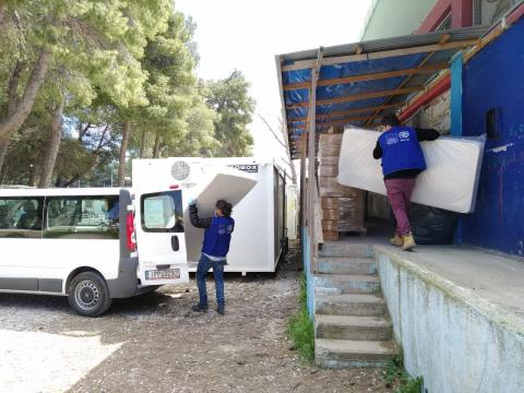 Funcionários da OIM se preparam para distribuir cestas de alimentos e itens essenciais de assistência a todos os refugiados e migrantes no campo de Ritsona. Grécia