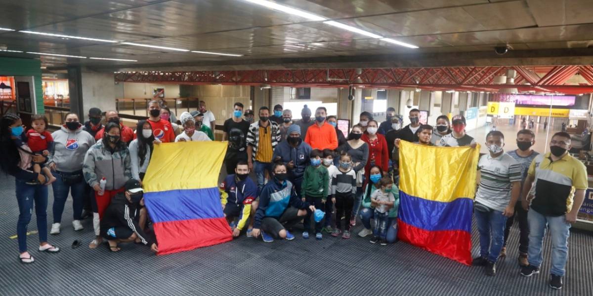 Mais de 200 colombianos aguardam no aeroporto de Guarulhos uma chance de voltar ao país natal