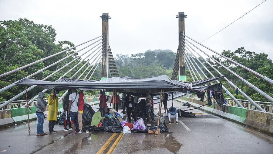 Imigrantes acampados na Ponte de Integração, em Assis Brasil