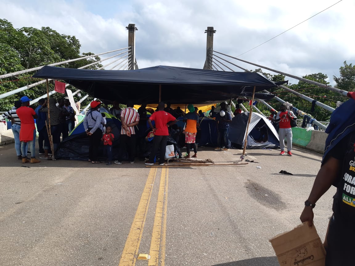 Imigrantes acampados na Ponte de Integração, em Assis Brasil (AC)