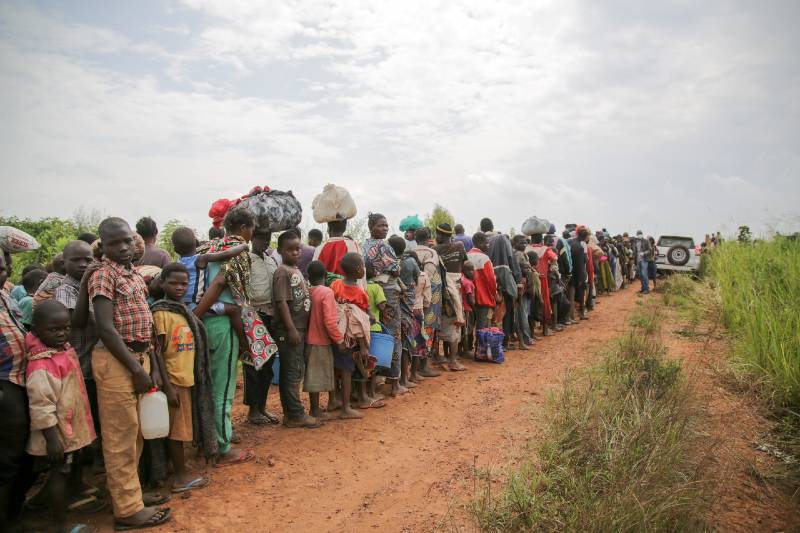 Requerentes de asilo congoleses aguardam exames de saúde em Zombo, perto da fronteira entre Uganda e a República Democrática do Congo, em julho de 2020