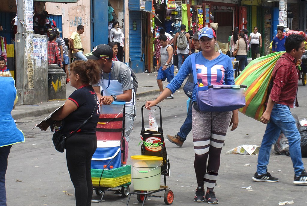 vendendo arepas em Lima, capital do Peru.
