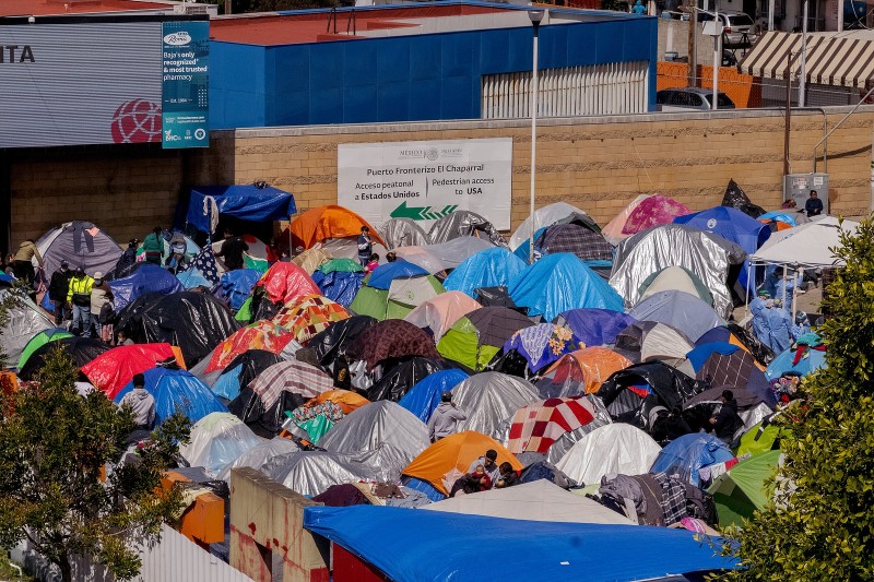 Acampamento de imigrantes ao lado do posto fronteiriço de El Chaparral, na cidade de Tijuana (México), na área de passagem para os Estados Unidos